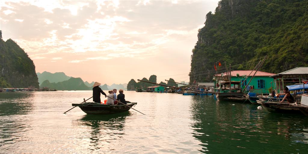 Schiffsfahrt in der Halong Bucht, Vietnam. Erlebnisreise vom Reiseveranstalter OVERCROSS