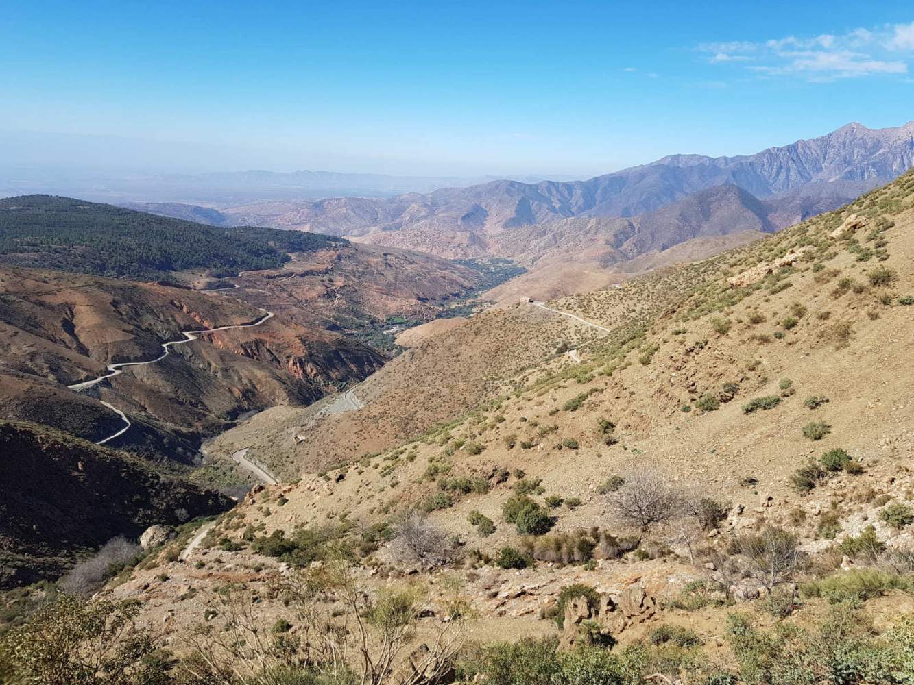 Aussicht vom Tizi n Test Pass vor Tafroute auf die Täler und gewundenen Straßen