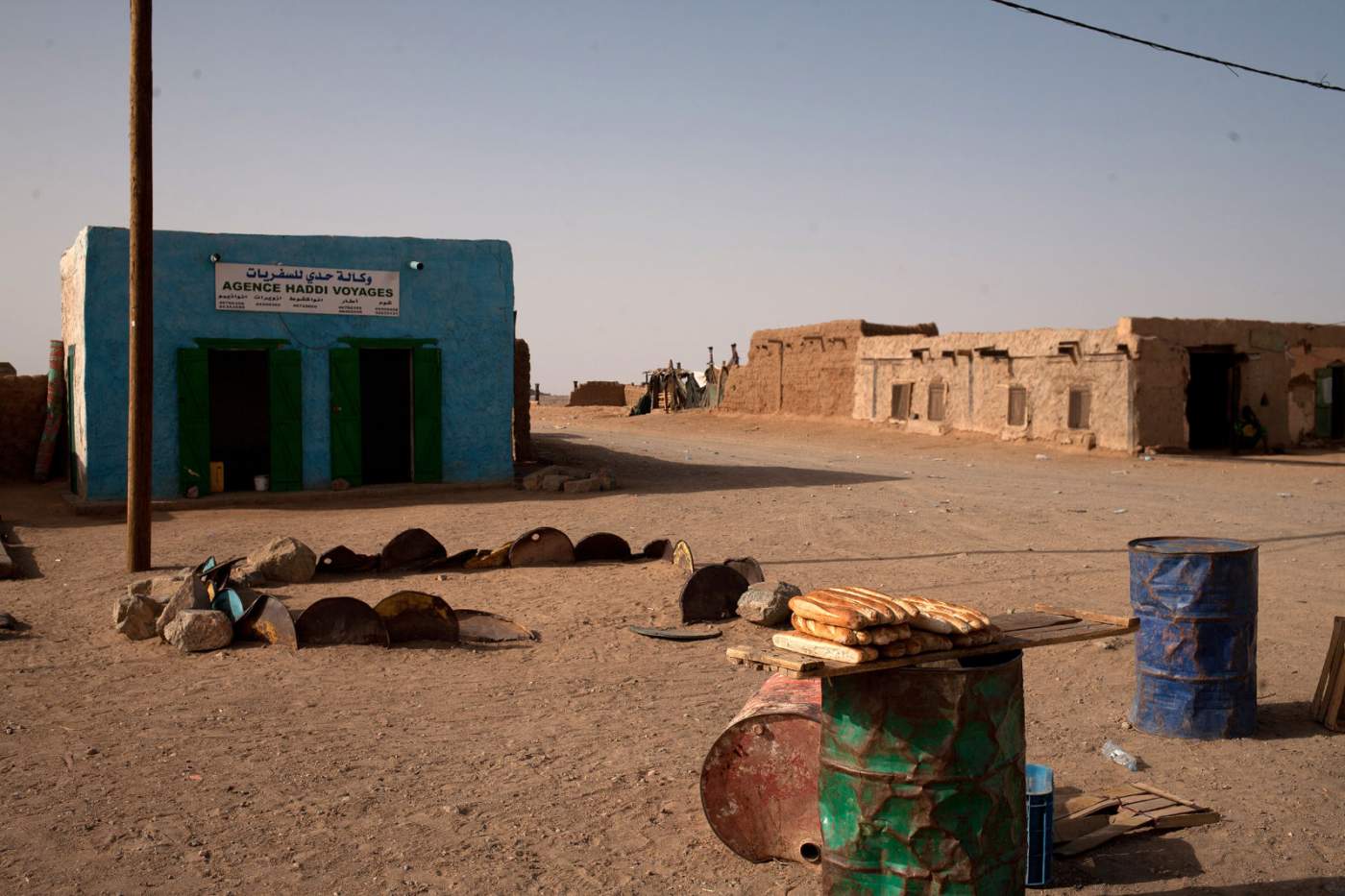 Stop bei der Paris-Dakar Motorradreise bei einer marokkanischen Bäckerei am Staßenrand