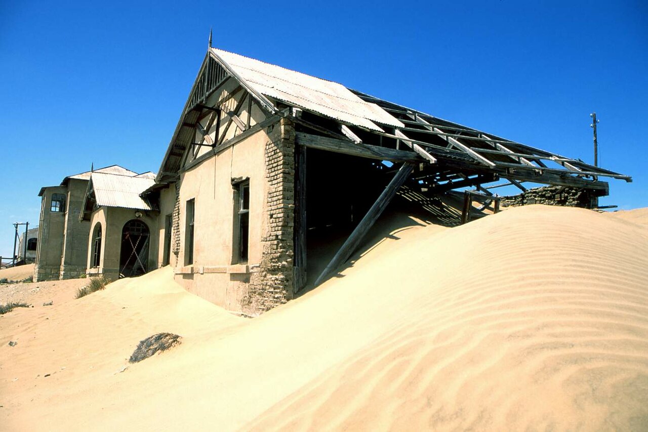 Verlassene Geisterstadt Kolmanskop mit Sand in den Häusern, Namibia