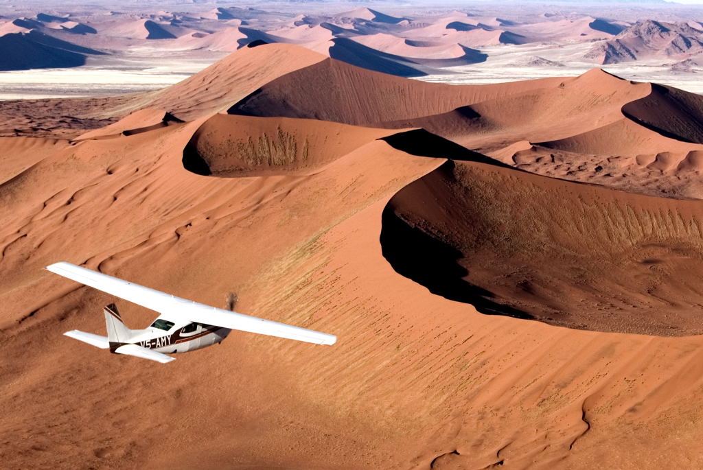 Flugsafari in Namibia über dei Namib wüste mit dem reiseveranstalter overcross aus windhoek