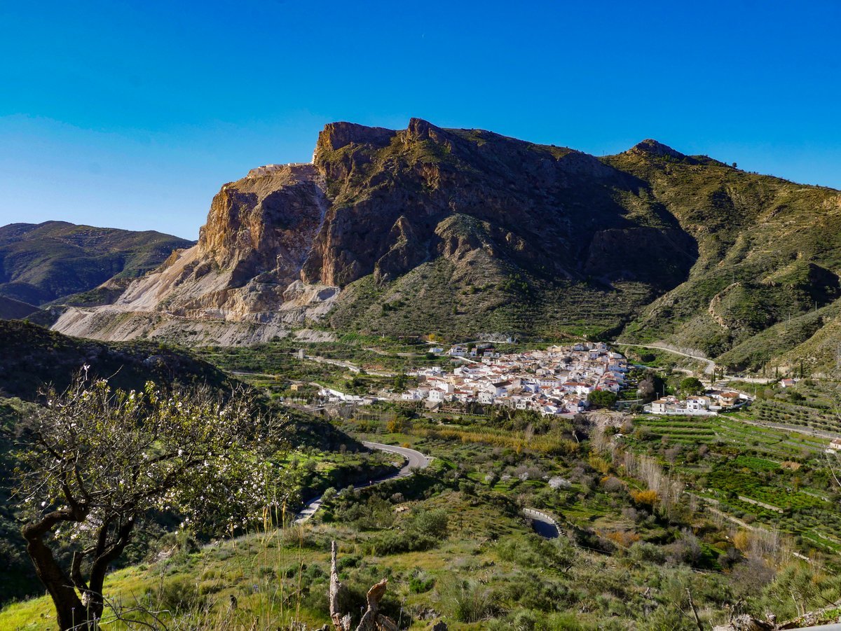 Panoramastra&szlig;e mit Blick auf die Sierra Nevada in Andalusien