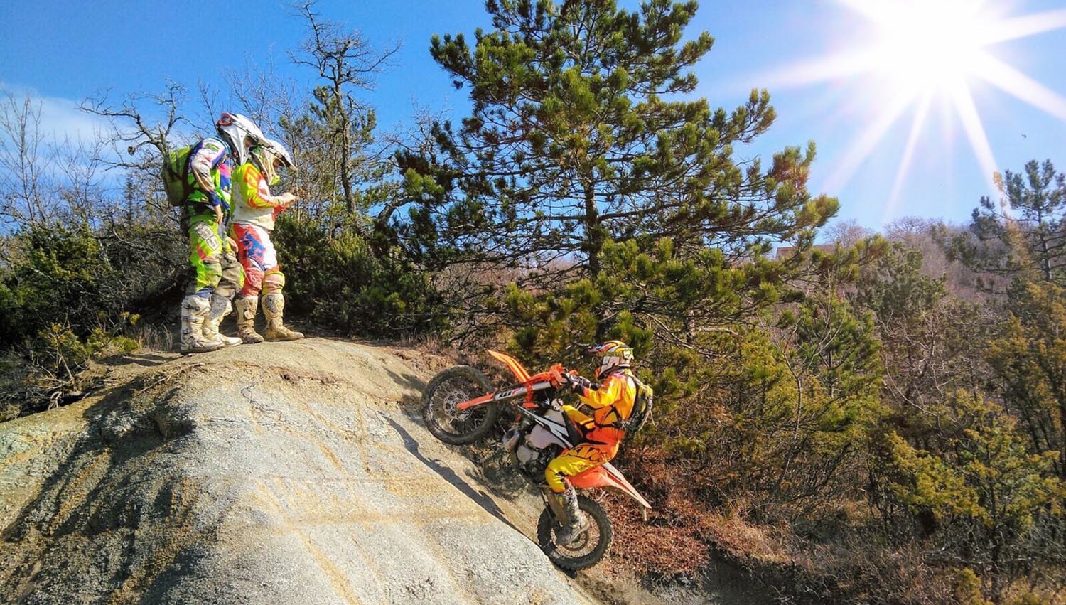 Enduro-Motorrad in den Wäldern Istriens, Kroatien