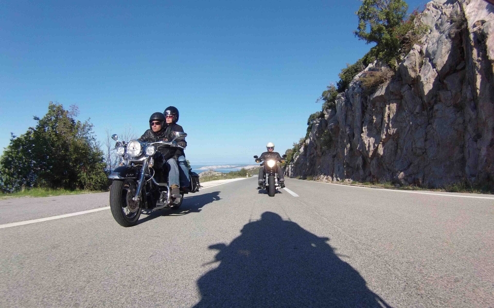 Kurvenreiche Küstenstraße entlang der kroatischen Adria bei Zadar