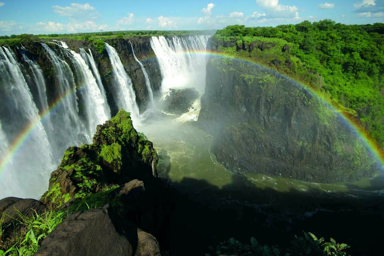 Arcoíris sobre las atronadoras cascadas de las cataratas Victoria