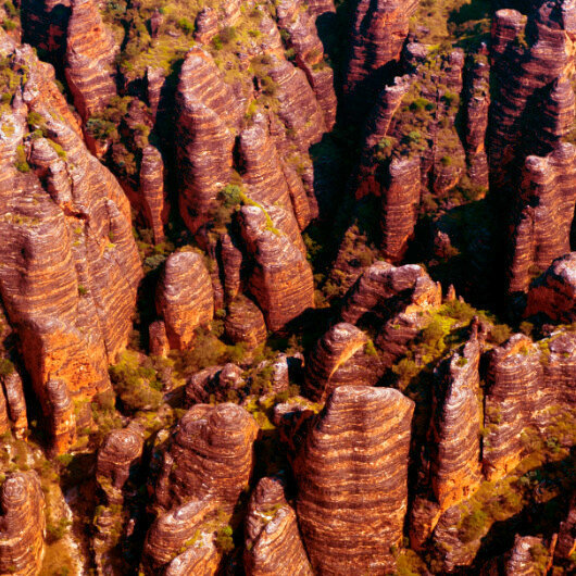 Vista aérea de cúpulas de arenisca a rayas con forma de colmena en un desfiladero del outback